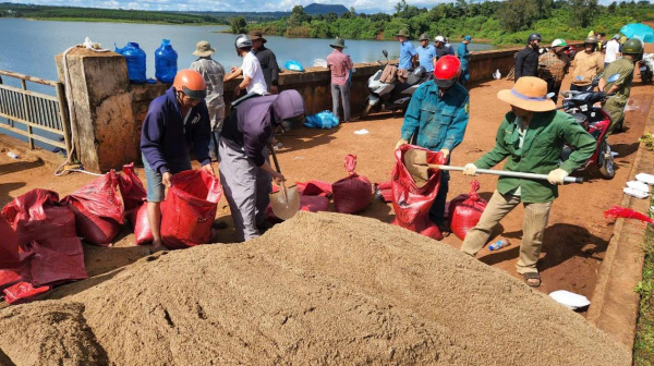 Cơ bản kiểm soát được sự cố thủng thân đập thủy lợi hơn 10 triệu m3 nước -0