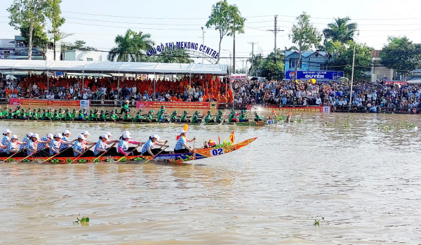 Đội ghe Ngo nam, nữ chùa Tum Núp làm nên lịch sử -0