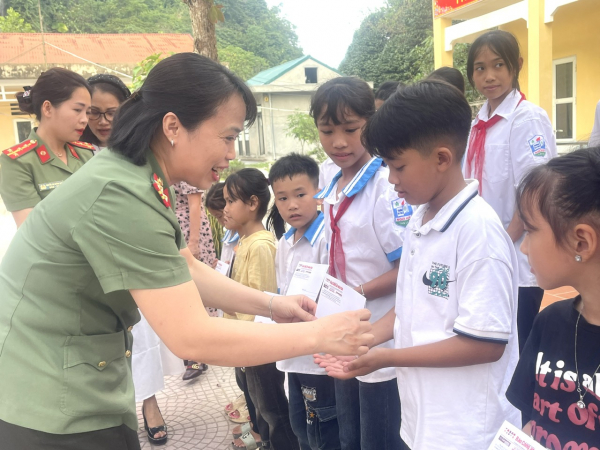 Chuyến công tác xã hội từ thiện ý nghĩa của Công đoàn Báo CAND tại tỉnh Hòa Bình -0