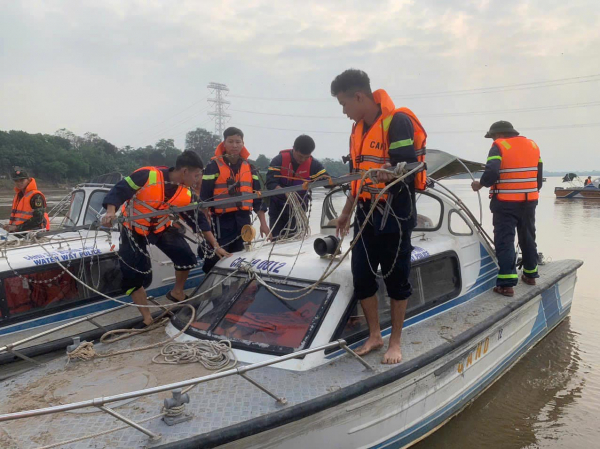 Công an, Quân đội huy động lực lượng tìm kiếm 4 học sinh mất tích tại bãi sông Hiền Quan, Tam Nông -4