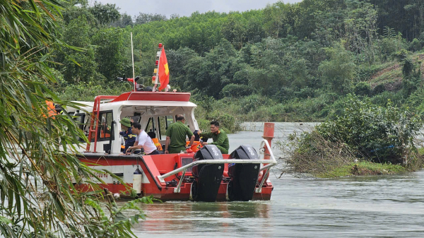 Hiện trường cứu nạn cứu hộ vụ tai nạn 2 người mất tích tại cầu treo Bình Thành -1