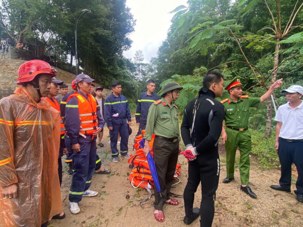 Đẩy nhanh tiến độ tìm kiếm 2 người mất tích khi xe chở rác lao khỏi cầu treo rơi xuống sông -0