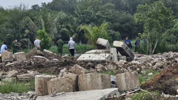 Sợ sóng đánh trôi, CSGT dùng cano kéo thi thể trôi trên sông vào bờ -0