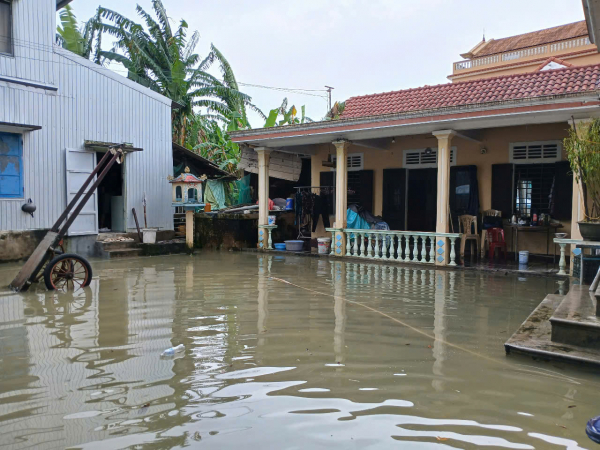 Nhiều tuyến đường ở TP Huế ngập sâu, người dân bì bõm trong nước lũ -1