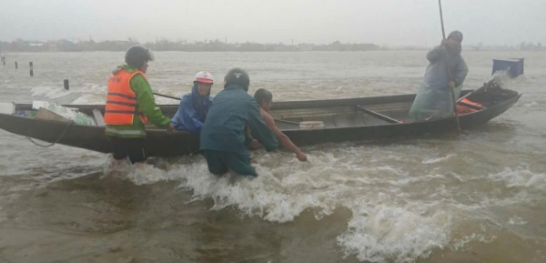 Kịp thời cứu người đàn ông bị nước lũ cuốn trôi ở  vùng 