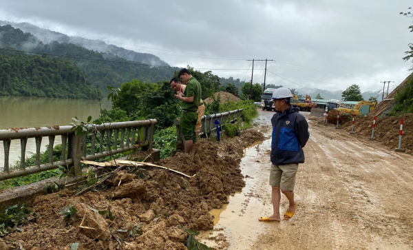 Lực lượng Công an hỗ trợ ứng phó sạt lở đất tại các huyện miền núi Quảng Nam -0