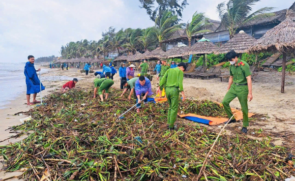 Công an Hội An hỗ trợ người dân làm sạch bãi biển du lịch bị rác lũ tấn công  -0