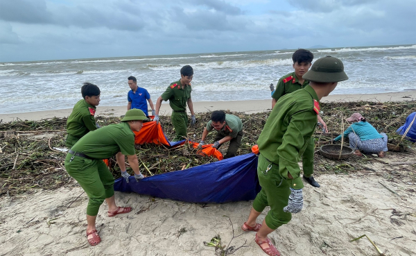 Công an Hội An hỗ trợ người dân làm sạch bãi biển du lịch bị rác lũ tấn công  -1