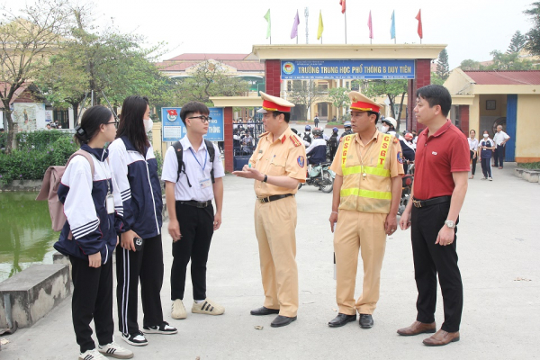 phòng cảnh sát giao thông công an tỉnh tuyên truyền luật giao thông đường bộ cho học sinh trường thpt b duy tiên.jpg -0