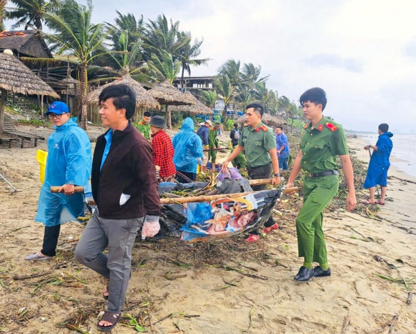 Công an Hội An hỗ trợ người dân làm sạch bãi biển du lịch bị rác lũ tấn công  -2