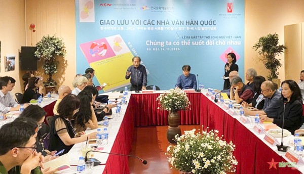 sự kiện ra mắt tập thơ song ngữ việt nam - hàn quốc _chúng ta có thể suốt đời chờ nhau_ thu hút sự quan tâm của các nhà thơ, nhà văn hai nước..jpg -0