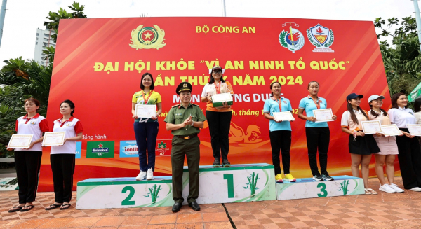 Sôi nổi, hào hứng môn bơi ứng dụng tại Đại hội khỏe “Vì an ninh Tổ quốc” năm 2024  -1