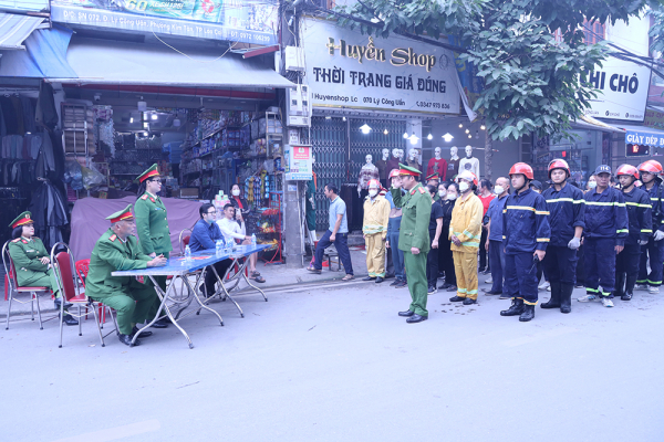 Lào Cai: Diễn tập phương án chữa cháy và cứu nạn, cứu hộ tại chợ Nguyễn Du -0