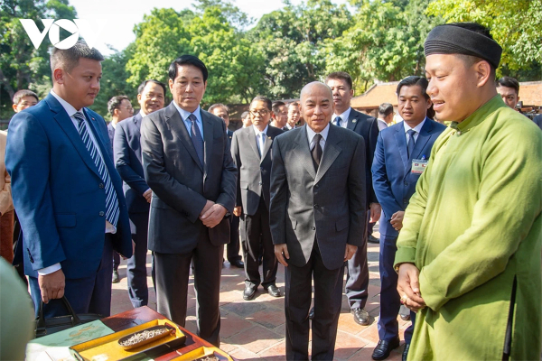 Chủ tịch nước và Quốc vương Campuchia thưởng trà ở Văn Miếu-Quốc Tử Giám -0