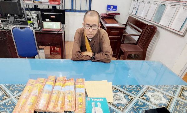 Giả danh tu sĩ Phật giáo đi bán nhang, kêu gọi từ thiện -0