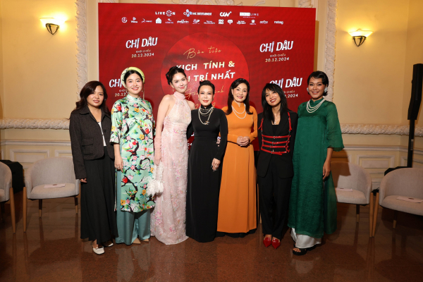 ê kíp phim chị dâu trong buổi ra mắt.jpg -1