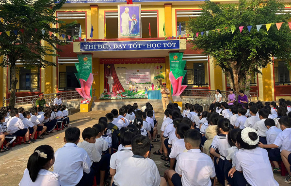 1. đội csgt-tt công an thị xã bình long phối hợp với trường tiểu học lê văn tám tuyên truyền về luật an toàn giao thông đường bộ..jpg -0