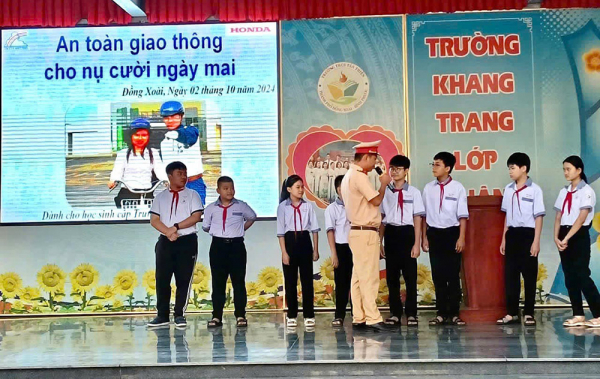 2. csgt tuyên truyền pháp luật về giao thông cho học sinh tại tp đồng xoài..jpg -1