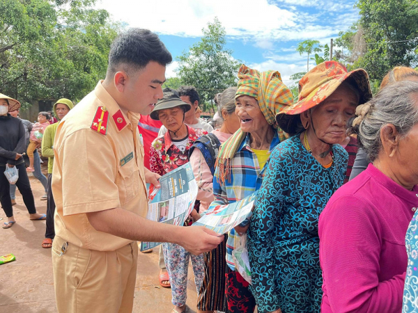 4. ảnh đại diện. csgt công an huyện bù gia mập tuyên truyền pháp luật về giao thông đến người dân..jpg -1