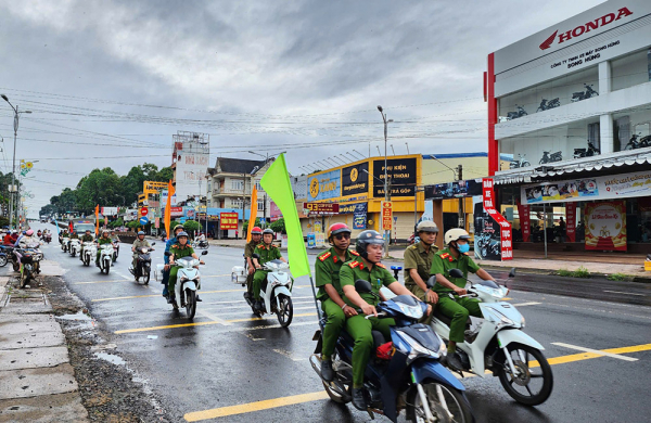 5. cơ quan công an và các lực lượng chức năng huyện bù đăng ra quân đảm bảo an toàn giao thông..jpg -0