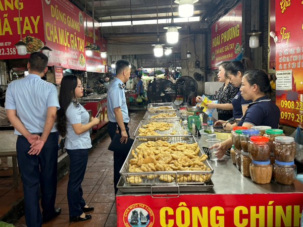 QLTT Quảng Ninh đẩy mạnh công tác tuyên truyền pháp luật về kinh doanh thương mại -0