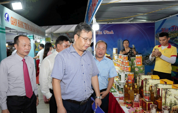 Hơn 230 tổ chức, doanh nghiệp tham gia Hội chợ thương mại Festival Huế 2024 -0