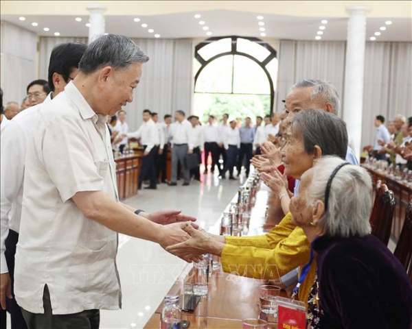 Tổng Bí thư Tô Lâm gặp mặt, tặng quà đối tượng chính sách tại Đồng Tháp -0