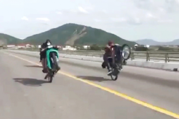 Yêng hùng tuổi teen -0