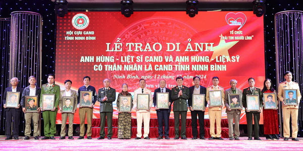 Hội Cựu CAND Ninh Bình tổ chức Lễ trao Di ảnh Anh hùng - Liệt sĩ CAND -3