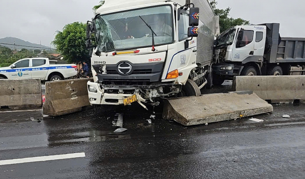                Xe tải tông chết nhân viên kỹ thuật sửa chữa đường bộ trên quốc lộ 1A -0