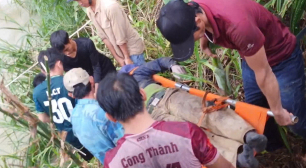  Tìm thấy thi thể người đàn ông bị lũ cuốn khi ngồi xe công nông vượt suối -0