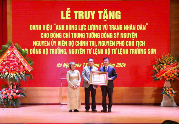 Trung tướng Đồng Sỹ Nguyên được truy tặng danh hiệu Anh hùng Lực lượng vũ trang nhân dân -0