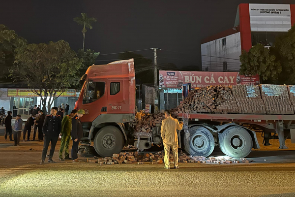 Xe máy kẹp ba đầu trần tông ô tô đầu kéo, 1 người tử vong -0