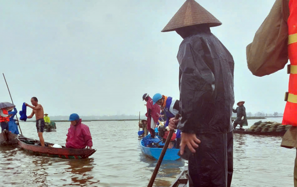 Lật ghe trên sông Đầm, 2 mẹ con tử vong -0