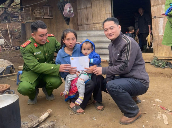 công an xã nậm xe thăm hỏi, tặng quà và động viên gia đình cháu duyên.jpg -0