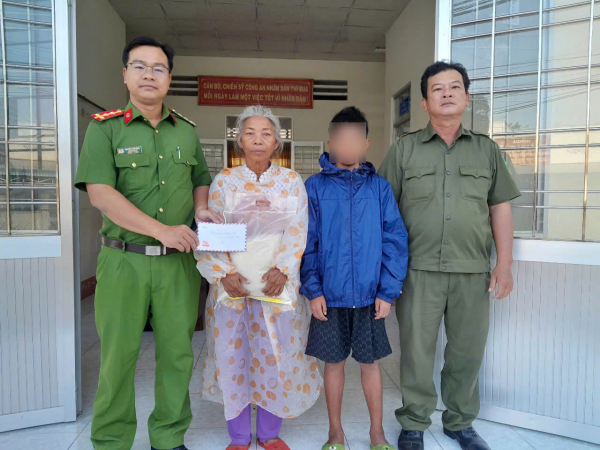 Công an xã hỗ trợ cháu bé đi lạc về với người thân -0