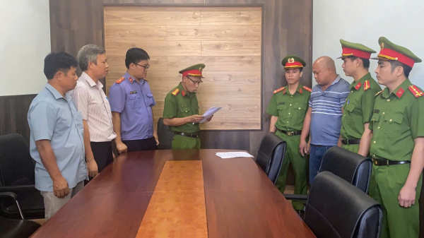 Khởi tố, bắt tạm giam đối tượng cầm gậy chặn đầu xe tải ở Bình Phước -0
