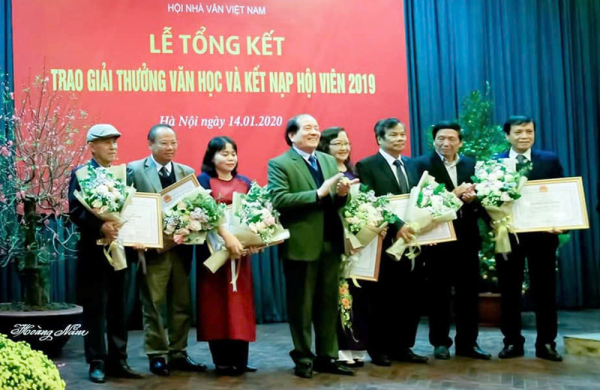 tác giả nguyễn hữu thăng - ngoài cùng bìa phải - nhận giải thưởng của hội nhà văn việt nam năm 2020.jpg -0