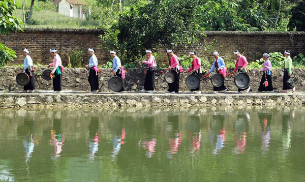 6-công chiêng của dân làng khánh chúc bãi chuẩn bị vào hội xuân.jpg -1