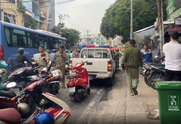 Cháy nhà vừa là quán ăn vừa ngăn phòng cho thuê, nhiều người thương vong -0