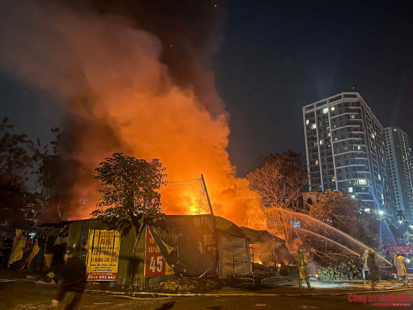 Kho lốp xe cháy dữ dội trong đêm ở Hà Nội -0