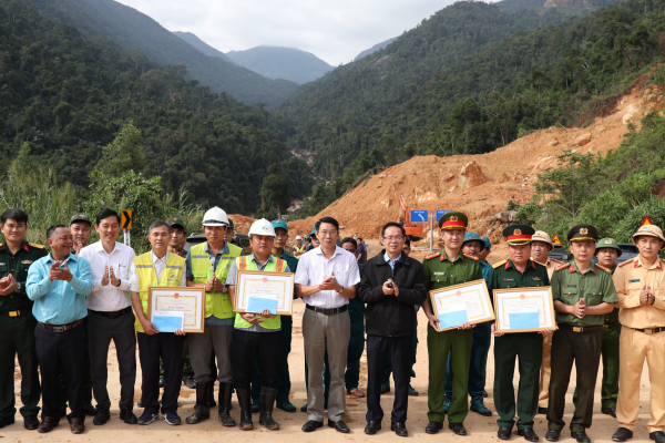 Khen thưởng 4 đơn vị cứu nạn, cứu hộ và khắc phục sạt lở trên đèo Khánh Lê -0