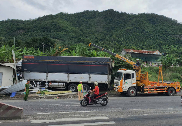               3 người bị thương trong vụ tai nạn liên hoàn giữa 3 xe ô tô tải trên quốc lộ 1A  -0