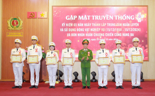 Trung tâm Huấn luyện và sử dụng động vật nghiệp vụ đón nhận Huân chương Chiến công hạng Ba -0