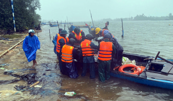 21 người được cứu sống khi phà bị chìm trên sông Trường Giang -0