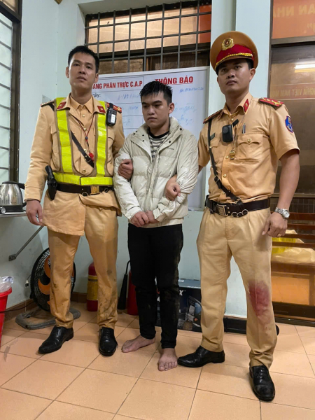 Quảng Ngãi: Truy bắt ô tô nghi vấn chở ma túy, một CSGT bị thương  -0
