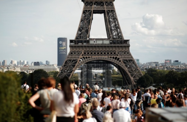 Hỏa hoạn bùng phát tại tháp Eiffel trước thềm Giáng sinh -0