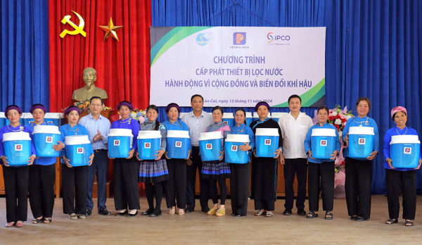 ảnh 4.2.chủ tịch hđqt petrolimex phạm văn thanh và lãnh đạo tỉnh lào cai trao tặng bình lọc nước tới người dân khó khăn trên địa bàn tỉnh.jpg -1