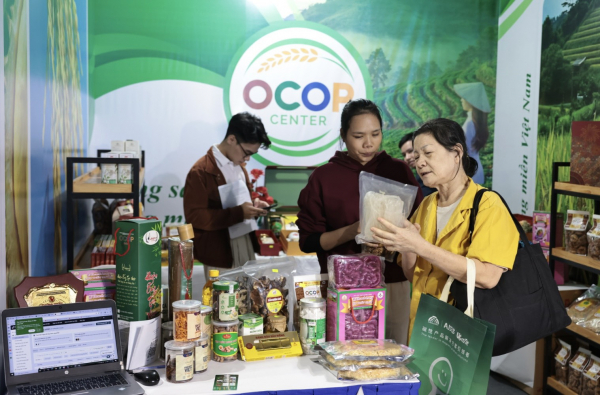 Doanh nghiệp đẩy mạnh bán hàng online dịp Tết -0