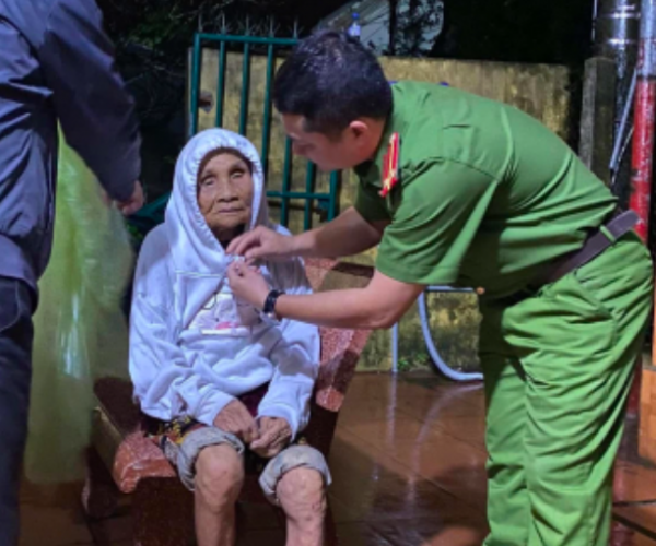 Biểu dương tinh thần trách nhiệm của Công an xã ở Quảng Ngãi -0